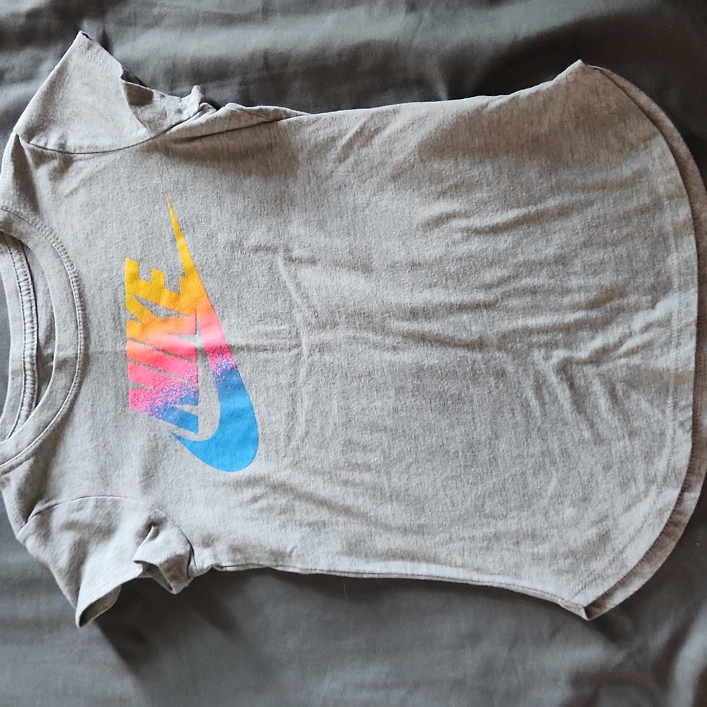 Nike Girl Kids Gray Tee with Multicolor Logo